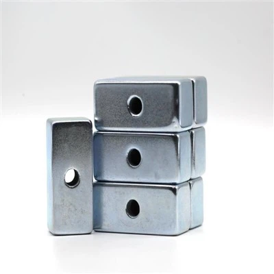 Magnet Persegi dengan Lubang